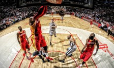 ac米兰下载-灰熊鏖战雄鹿，恩比德化身关键先生，一场定义赛季的跨区对决