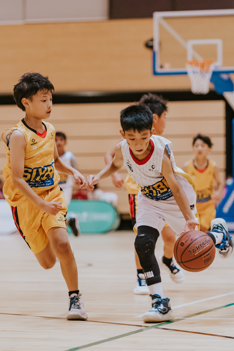 包含篮球明星为青少年提供篮球训练课程的词条