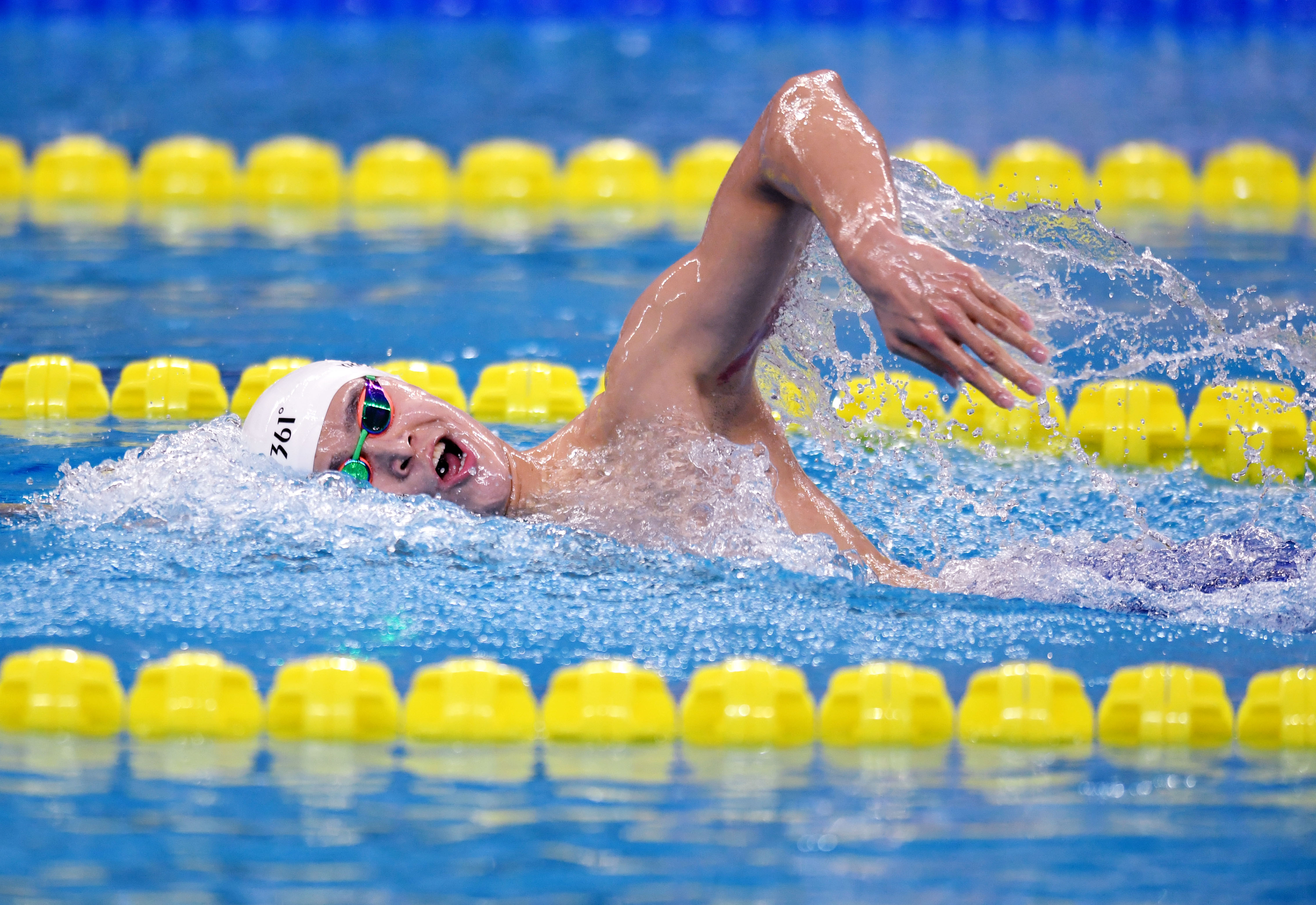 游泳决赛中,选手发挥出色夺得第一!的简单介绍 游泳决赛中,选手发挥出色夺得第一!的简单介绍